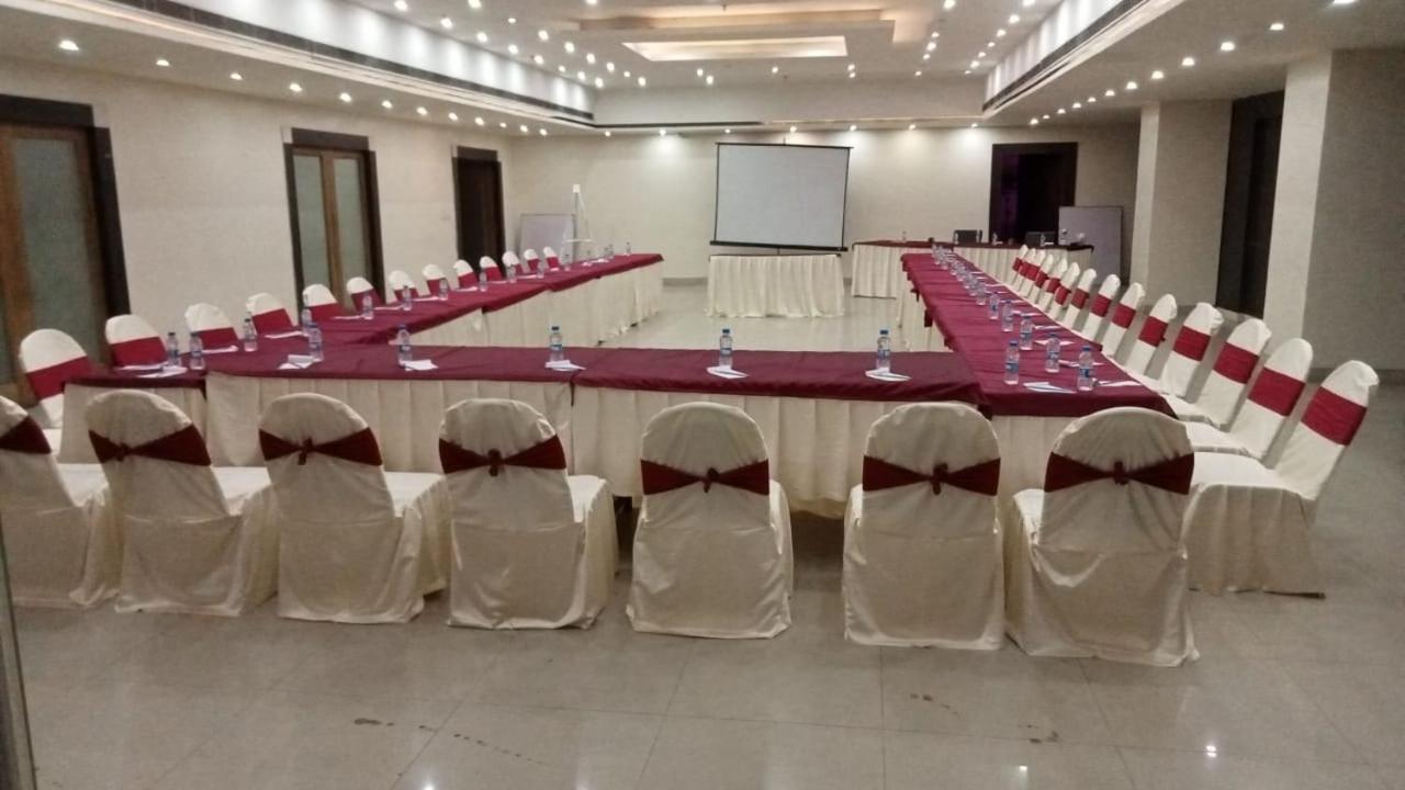 Shelter Hotel Lucknow Exteriör bild