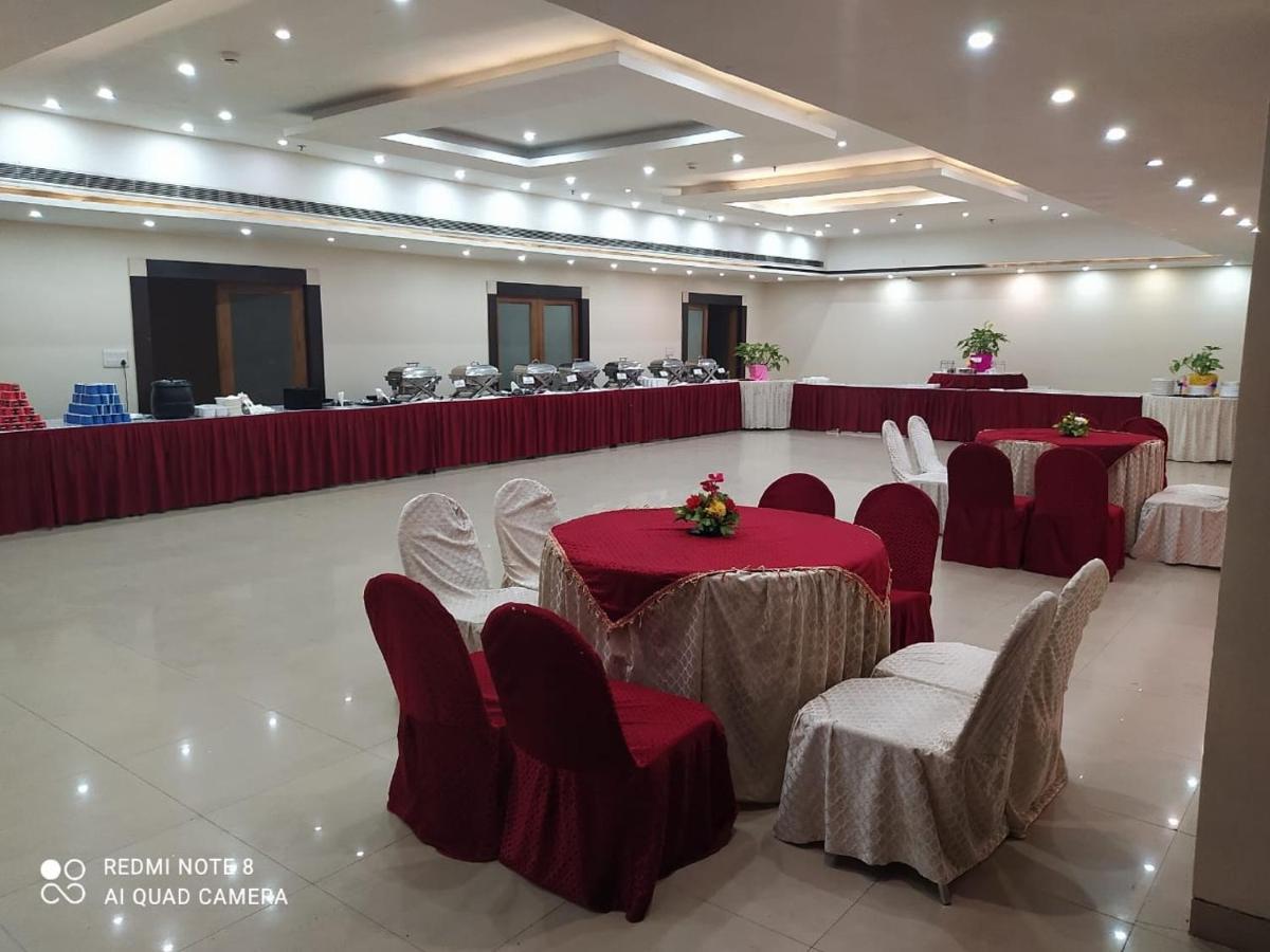 Shelter Hotel Lucknow Exteriör bild