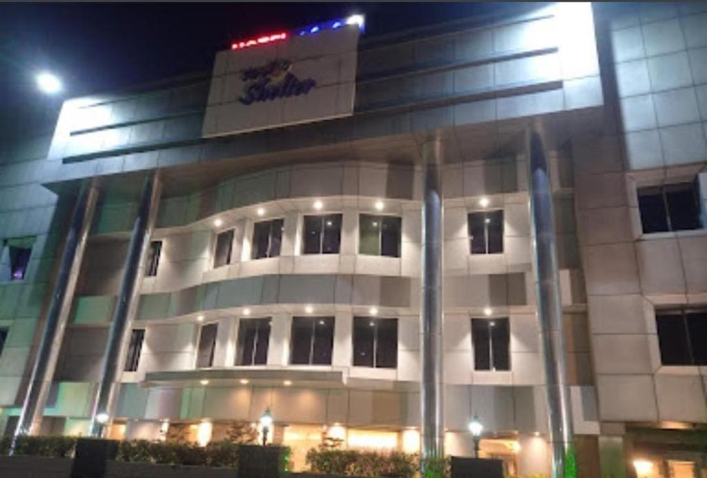 Shelter Hotel Lucknow Exteriör bild